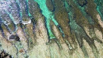 costero armonía, aéreo puntos de vista de Oceano ondas, cristal claro mar agua en Taiwán video