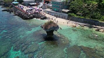 costero zumbido capturado paisajes marinos con gigante florero conformado rock en Taiwán isla video