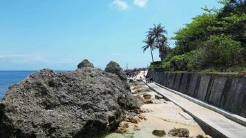 kust- dar gevangen genomen zeegezichten met reusachtig vaas vormig rots in Taiwan eiland video