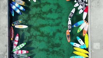 aereo la tranquillità, kayak galleggiante su cristallo acque di il riva del mare nel Taiwan video