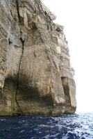 Malta, gozo isla, ver de el rocoso línea costera de el isla a dwejra foto