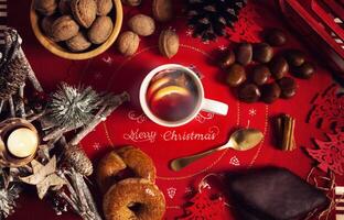 taza de caliente té en el Navidad mesa. foto