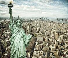 paisaje urbano ver de Manhattan con libertad estatua foto