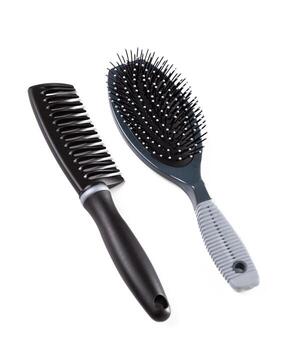 negro cepillo para el pelo y peine foto