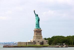 la estatua de la libertad en la ciudad de nueva york foto