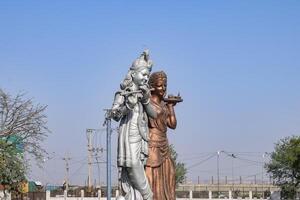 grande estatua de señor radha Krishna cerca Delhi internacional aeropuerto, Delhi, India, señor Krishna y radha grande estatua conmovedor cielo a principal autopista mahipalpur, Delhi foto