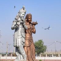 grande estatua de señor radha Krishna cerca Delhi internacional aeropuerto, Delhi, India, señor Krishna y radha grande estatua conmovedor cielo a principal autopista mahipalpur, Delhi foto