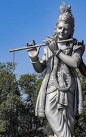 grande estatua de señor radha Krishna cerca Delhi internacional aeropuerto, Delhi, India, señor Krishna y radha grande estatua conmovedor cielo a principal autopista mahipalpur, Delhi foto