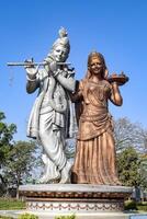 grande estatua de señor radha Krishna cerca Delhi internacional aeropuerto, Delhi, India, señor Krishna y radha grande estatua conmovedor cielo a principal autopista mahipalpur, Delhi foto