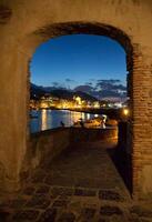 ver desde arco de bahía de ischia isla, Italia foto