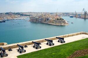 el grandioso puerto de valletta y saludando batería. foto