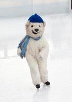 instructor disfrazado como un polar oso en el Patinaje pista en Munich foto