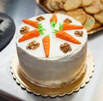 pastel de zanahoria con queso crema batido foto