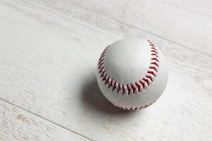 blanco béisbol pelota cosido con rojo grueso. foto