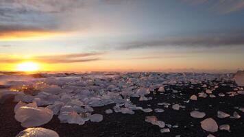 jokulsarlon playa diamante playa con gigante hielo rocas en el lava negro playa foto