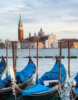 góndolas y san giorgio maggiore Iglesia en Venecia. foto