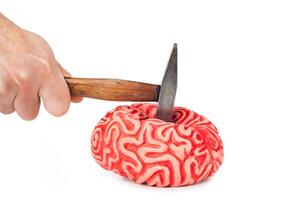 humano cerebro caucho con martillo soplar y sangre derramar foto