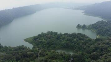 Lac dans le forêt tropicale panorama de une drone video