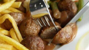 fermer de dinde Boulettes de viande sur une assiette video