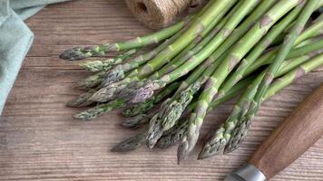 grappes de vert brut jardin asperges. video