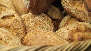 Fresco horneado panes a agricultores mercado estantería en Estanbul . video