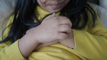 en unge lidande från klåda hud på henne hand video