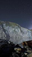 hyperlapse du ciel étoilé de nuit avec plage de montagne et océan à lofoten norvège video