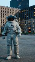 solitaire astronaute dans déserté ville video