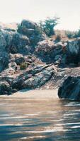 l'eau niveau à le raide côtier falaises de le côte de le mer lagune video