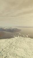 mooi antenne visie van de enorm gletsjer in IJsland en haar lagune video