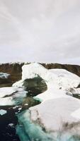 lago con enormes trozos de hielo derretido video