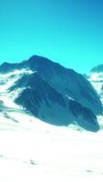 berg vinter kaukasus landskap med vita glaciärer och stenig topp video