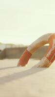 reddingsboei Aan de stad strand Bij zonsondergang video