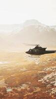 slow motion vietnamkrigstidens helikopter i bergen video