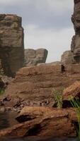 Coloradofloden skär genom klippan vid grand canyon video