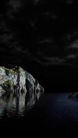 Fjord mit dunklen Gewitterwolken video