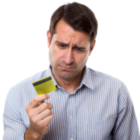 hombre ceñudo mientras examinando su amarillo crédito tarjeta con escepticismo png