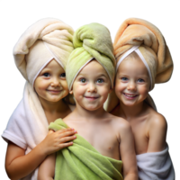três sorridente crianças com embrulhado em toalha cabelo posando juntos depois de banho Tempo png