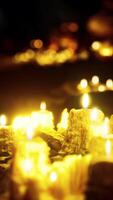 Kerzen brennen im Dunkeln video