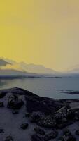 tramonto nel golfo dell'Oceano Artico scogliere illuminate dal tramonto video
