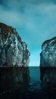 falaises rocheuses dans l'océan aux beaux jours video