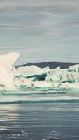 montagne innevate contro l'oceano blu in Antartide video
