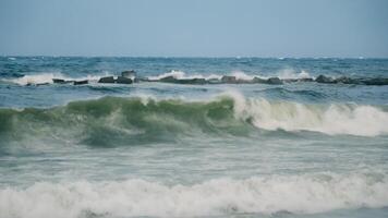 tablista montando ola en Oceano video