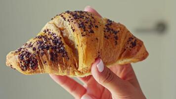 la personne en portant une Pâtisserie dans main video