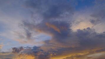 cielo di crepuscolo e alba con lasso di tempo di cumulus cloud in un filmato 4K mattutino. video