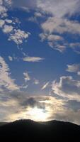 céu de crepúsculo e amanhecer com lapso de tempo vertical de nuvem cumulus em uma noite. video