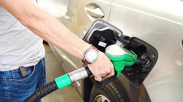 de förare fyllningar upp dyr bensin i självbetjäning fyllning station i Europa. hög kvalitet 4k antal fot video
