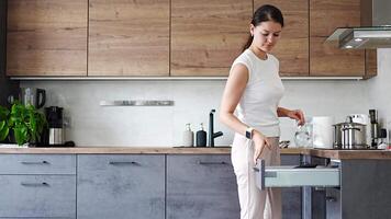 giovane donna preparazione la minestra nel sua casa cucina utilizzando diverso cucina oggetti. alto qualità 4k metraggio video