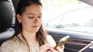 jovem mulher ouvindo para voz mensagem a partir de Móvel telefone dentro a carro. Alto qualidade 4k cenas video