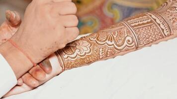 nupcial mehndi cheio mão nupcial mehndi Projeto em lindo indiano mulher mãos ser projetado indiano Casamento video